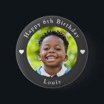 Gepersonaliseerde leeftijd, foto en naam verjaarda ronde button 5,7 cm<br><div class="desc">Schattige gepersonaliseerde leeftijd,  foto en naam verjaardagsdonkergrijze knop.</div>