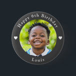 Gepersonaliseerde leeftijd, foto en naam verjaarda ronde button 5,7 cm<br><div class="desc">Schattige gepersonaliseerde leeftijd,  foto en naam verjaardagsdonkergrijze knop.</div>