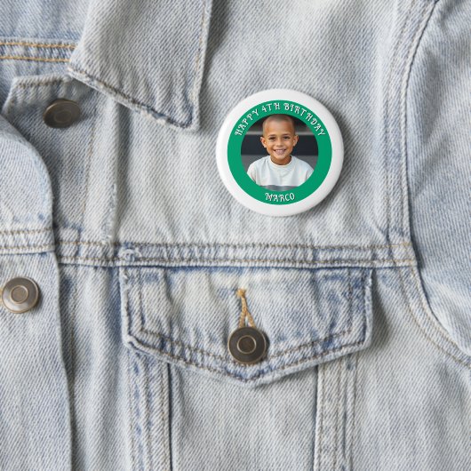 Gepersonaliseerde leeftijd, naam en foto verjaarda ronde button 5,7 cm (In situ)
