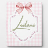 Gepersonaliseerde Leilani Baby Girl Nursery Gingha Fotoplaat (Voorkant)