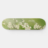 Gepersonaliseerde Lente Groene Witte Bloemen Bloei Persoonlijk Skateboard (Horizontaal)