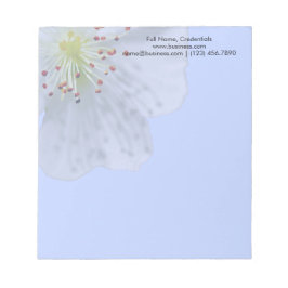 Gepersonaliseerde Lente Witte Bloem op Lichtblauw Notitieblok