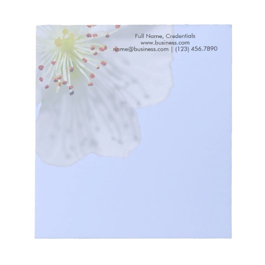 Gepersonaliseerde Lente Witte Bloem op Lichtblauw Notitieblok (Voorkant)