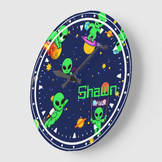 Gepersonaliseerde leuke aliens in de ruimte grote klok (Hoek)