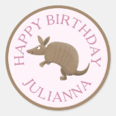 Gepersonaliseerde leuke armadillo happy birthday c ronde sticker (Voorkant)