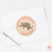 Gepersonaliseerde leuke armadillo happy birthday c ronde sticker (Envelop)
