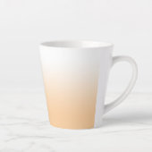 Gepersonaliseerde lichte Peach Ombre Latte Mok (Rechts)
