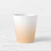 Gepersonaliseerde lichte Peach Ombre Latte Mok (Voorkant)