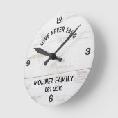 Gepersonaliseerde "Love Never Fails" Rustieke klok (Hoek)