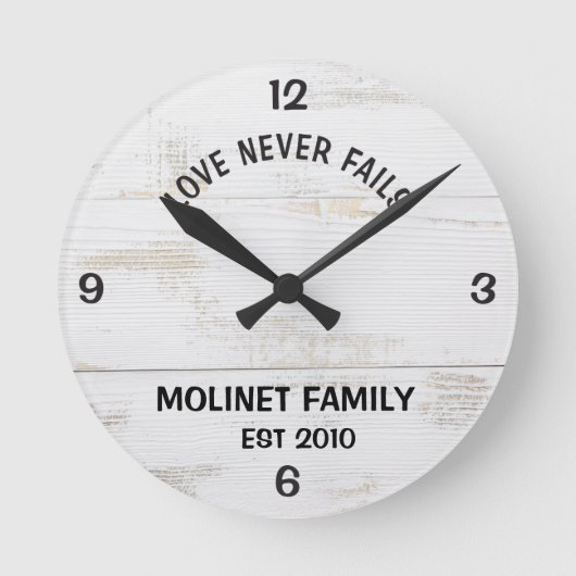 Gepersonaliseerde "Love Never Fails" Rustieke klok (Voorkant)