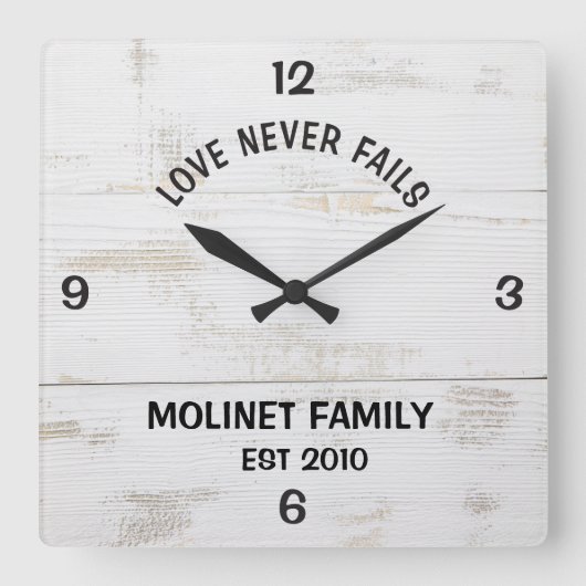 Gepersonaliseerde "Love Never Fails" Rustieke klok (Voorkant)