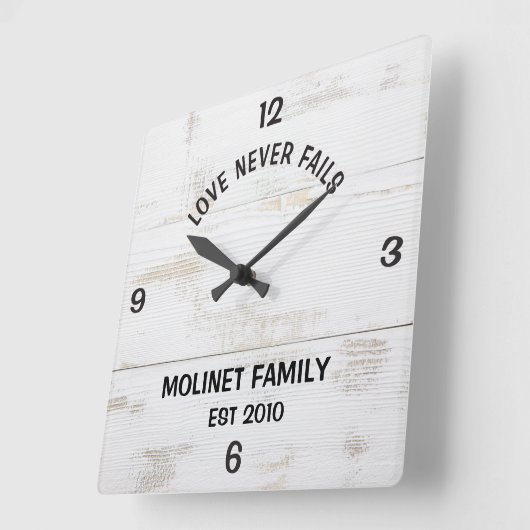 Gepersonaliseerde "Love Never Fails" Rustieke klok (Hoek)