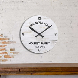Gepersonaliseerde "Love Never Fails" Rustieke klok