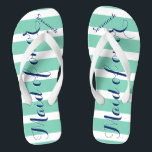 Gepersonaliseerde Maid van de Honor Navy en Mint Teenslippers<br><div class="desc">Navy Blue en Mint Stripes Patroon - Wijzig elke kleur door op Aanpassen te klikken. En zeg alles wat je maar wilt. Maak deze van een soort teenslipper met UW bericht op hen. Wees het praatje over het strand!</div>