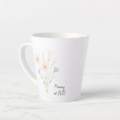 Gepersonaliseerde mama Est. Mok met Pastel Wildflo (Linkerhoek)