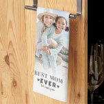 Gepersonaliseerde mama fotocollage theedoek<br><div class="desc">Gepersonaliseerde beste moeder ooit 7-foto collage keukenhanddoek. Deze aangepaste keukenhanddoek is een lief en praktisch cadeau voor mama dat de dagelijkse functie combineert met persoonlijke herinneringen. Het ontwerp is voorzien van een 7-foto collage lay-out, perfect voor het presenteren van favoriete momenten met een schone en moderne look. "Best Mom Ever"...</div>