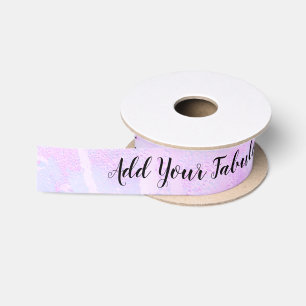 Gepersonaliseerde manuscripttekst elegant chic paa satijnen lint