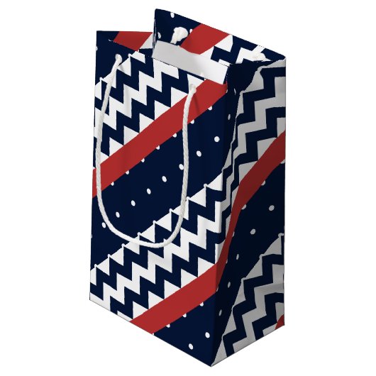 Gepersonaliseerde marine en witte Chevron ZigZag Klein Cadeauzakje (Achterkant Gekanteld)