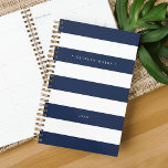 Gepersonaliseerde marine en witte streep planner<br><div class="desc">Chique gepersonaliseerde planner heeft brede marineblauwe en witte strepen met jouw naam of monogram in elegante witte letters. Personaliseer met het jaar langs de onderkant.</div>