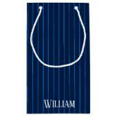 Gepersonaliseerde marineblauwe instripes klein cadeauzakje (Achterkant)