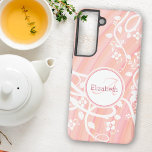 Gepersonaliseerde meisjesmonogram Naam Roze Witte  Samsung Galaxy Hoesje<br><div class="desc">Dit ontwerp is voorzien van witte bloemen en wijnranken kunst over zacht roze en perzik gestreept achtergrond. Personaliseer de tekstvelden met een voor- of achternaam en initiaal,  verwijder de tekst of bewerk de tekst met het ontwerpgereedschap om een lettertypestijl,  -grootte en -kleur te selecteren die u verkiest.</div>