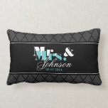 Gepersonaliseerde meneer en mevrouw newlyweds lumb kussen<br><div class="desc">De heer en mevrouw newlyweds lumbar pillow hebben zich op elegante wijze gepersonaliseerd. Cute bruiloft cadeauidee voor nieuwe widen. Personaliseer je met de naam van bruid en bruid / man en vrouw. Klasachtig patroonontwerp met stijlvolle typografie. Script-tekst. Blauwgroen kleuren blauw / turquoise , grijs , wit en zwart . Symansme...</div>