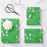 Gepersonaliseerde Merry Christmas Green Monogram Inpakpapier Vel<br><div class="desc">Een gepersonaliseerd "Merry Christmas" monogram ontwerp met een Xmas groene achtergrondkleur. Een ideaal feestelijk ontwerp op maat voor het vakantieseizoen. Pas het monogram aan en maak het uw eigen!</div>