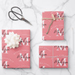 Gepersonaliseerde Merry Christmas Pink Monogram Inpakpapier Vel<br><div class="desc">Een gepersonaliseerd "Merry Christmas" monogram ontwerp met een Xmas roze achtergrondkleur. Een ideaal feestelijk ontwerp op maat voor het vakantieseizoen. Pas het monogram aan en maak het uw eigen!</div>