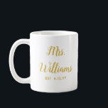 Gepersonaliseerde mevrouw Est Pas getrouwd Bride G Koffiemok<br><div class="desc">gepersonaliseerde mevrouw est je date,  verloving cadeau voor bruidbruiloft,  cadeau voor bruidbruiloft,  monogram achelorette-achelorette,  nieuw verloofd,  vrijgezellenfeest onlangs gehuwde mok,  bruidscadeau voor mok,  aangepast personaliseren van haar kalligrafie-beker,  gewoon getrouwd trendy simpel script,  schattig goud en witte typografie</div>
