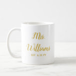 Gepersonaliseerde mevrouw Est Pas getrouwd Bride G Koffiemok<br><div class="desc">gepersonaliseerde mevrouw est je date,  verloving cadeau voor bruidbruiloft,  cadeau voor bruidbruiloft,  monogram achelorette-achelorette,  nieuw verloofd,  vrijgezellenfeest onlangs gehuwde mok,  bruidscadeau voor mok,  aangepast personaliseren van haar kalligrafie-beker,  gewoon getrouwd trendy simpel script,  schattig goud en witte typografie</div>