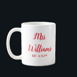 Gepersonaliseerde mevrouw Est Your Date Bride Gift Koffiemok<br><div class="desc">Gepersonaliseerde Mrs Est uw date,  verloving cadeau voor bruidbruiloft,  cadeau voor bruid huwelijkscadeau,  monogram achternaam Newlywed Modern,  vrijgezellenfeest Mrs onlangs verloofd,  vrijgezellenfeest onlangs getrouwde mok,  schattige kerst rood en wit typografie,  bruid mok verloofde verjaardagscadeau,  aangepaste personaliseren haar kalligrafie cup,  net getrouwd trendy eenvoudig script</div>