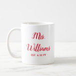 Gepersonaliseerde mevrouw Est Your Date Bride Gift Koffiemok<br><div class="desc">Gepersonaliseerde Mrs Est uw date,  verloving cadeau voor bruidbruiloft,  cadeau voor bruid huwelijkscadeau,  monogram achternaam Newlywed Modern,  vrijgezellenfeest Mrs onlangs verloofd,  vrijgezellenfeest onlangs getrouwde mok,  schattige kerst rood en wit typografie,  bruid mok verloofde verjaardagscadeau,  aangepaste personaliseren haar kalligrafie cup,  net getrouwd trendy eenvoudig script</div>