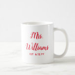 Gepersonaliseerde mevrouw Est Your Date Bride Gift Koffiemok<br><div class="desc">Gepersonaliseerde Mrs Est uw date,  verloving cadeau voor bruidbruiloft,  cadeau voor bruid huwelijkscadeau,  monogram achternaam Newlywed Modern,  vrijgezellenfeest Mrs onlangs verloofd,  vrijgezellenfeest onlangs getrouwde mok,  schattige kerst rood en wit typografie,  bruid mok verloofde verjaardagscadeau,  aangepaste personaliseren haar kalligrafie cup,  net getrouwd trendy rood eenvoudig script</div>