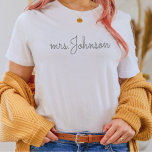 Gepersonaliseerde mevrouw T-Shirt Gift voor een Br<br><div class="desc">Gepersonaliseerde mevrouw T-Shirt,  Mrs Custom Last Name Shirt,  Bride om Gift te zijn,  Custom Bridal Gift,  Future Mrs.,  Gift for Bride,  Bride Shirt</div>