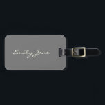 Gepersonaliseerde minimalistische elegante scriptb bagagelabel<br><div class="desc">Voeg een vleugje elegantie toe aan elke reis met dit gepersonaliseerde bagagelabel, met een aangepaste naam in vloeiend wit script op een zacht grijze achtergrond. Schoon, minimalistisch en moeiteloos stijlvol, het is ideaal voor huwelijksreizigers, jet-setting bruidsmeisjes, of iedereen die houdt van gepolijste reis accessoires. Maakt een doordachte bruidsfeest gunst, afstuderen...</div>
