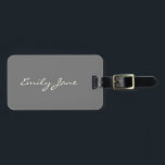 Gepersonaliseerde minimalistische elegante scriptb bagagelabel<br><div class="desc">Voeg een vleugje elegantie toe aan elke reis met dit gepersonaliseerde bagagelabel, met een aangepaste naam in vloeiend wit script op een zacht grijze achtergrond. Schoon, minimalistisch en moeiteloos stijlvol, het is ideaal voor huwelijksreizigers, jet-setting bruidsmeisjes, of iedereen die houdt van gepolijste reis accessoires. Maakt een doordachte bruidsfeest gunst, afstuderen...</div>