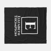 Gepersonaliseerde minimalistische monogram zwart-w fleece deken (Voorkant (Horizontaal))