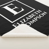 Gepersonaliseerde minimalistische monogram zwart-w sherpa deken (3/4)