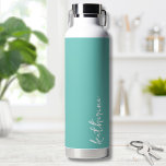 Gepersonaliseerde minimalistische naam waterfles<br><div class="desc">Eenvoudig maar verbluffend. Personaliseer deze waterfles met jouw naam,  of een naam van geliefden. Een eenvoudige elegante scripttypografie met een meisjesrand. Wijzig de achtergrond- en lettertypekleuren naar alles wat u wilt. Chique Trendy Eenvoudige Jouw naam Minimalistische Waterfles</div>