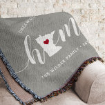 Gepersonaliseerde Minnesota Home State Deken<br><div class="desc">Show een beetje trots op de thuisstaat met deze schattige, rotsgrijze deken met "thuis" in een wit kalligrafiescript met een silhouetekaart van de staat Minnesota die voor de letter "O." staat. Een rode hartillustratie binnen de staatskaart voltooit het ontwerp; u kunt de positie van het hart in uw thuisstad veranderen...</div>