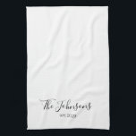 Gepersonaliseerde moderne familienaam minimalistis theedoek<br><div class="desc">Gepersonaliseerde moderne eenvoudige script minimalistische aangepaste familienaam en datum sjabloon keuken of theedoek cadeau.</div>