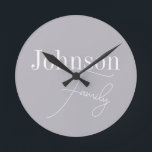 Gepersonaliseerde moderne familienaam ronde klok<br><div class="desc">Dit is een stijlvol, modern, grijs, gepersonaliseerd, familienaam ontwerp. Het is trending grijs met stijlvolle script typografie. Dit chique ontwerp is ideaal als gepersonaliseerd geschenk of perfect als een nieuwe toevoeging aan uw interieur. Om te personaliseren, voegt u eenvoudig jouw namen toe in het tekstvak Personaliseren. Als u de kleur...</div>