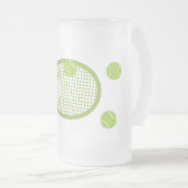 Gepersonaliseerde moderne groene tennisbal racket matglas bierpul (Voorkant rechts)