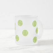 Gepersonaliseerde moderne groene tennisbal racket matglas koffiemok (Voorkant rechts)