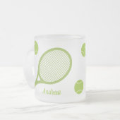 Gepersonaliseerde moderne groene tennisbal racket matglas koffiemok (Voorkant links)