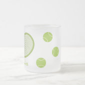 Gepersonaliseerde moderne groene tennisbal racket matglas koffiemok (Center)