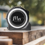 Gepersonaliseerde moderne mevrouw Pas getrouwd Typ Rolmaat<br><div class="desc">Gepersonaliseerde moderne mevrouw Pas getrouwd typografie tape maatregel. Deze leuke mevrouw tape-maat is een geweldig cadeau voor de bruid, of liever de toekomstige mevrouw! Een stijlvol bruidstas label, ideaal voor pasgetrouwde mevrouw, toekomstige mevrouw, of mevrouw Bride to Be! Personaliseer deze stijlvolle meetlint om het op maat te maken voor huwelijksreis,...</div>
