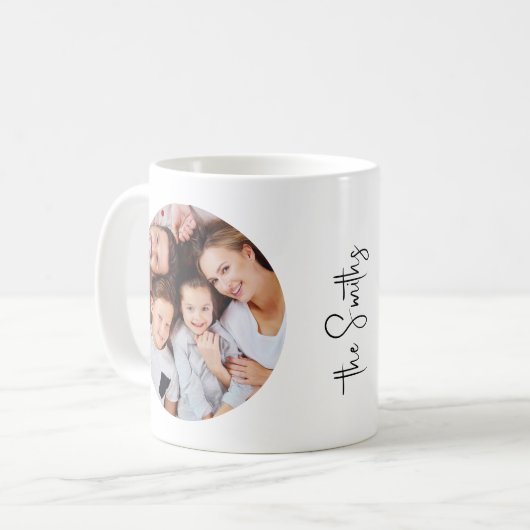 Gepersonaliseerde moderne script familienaam twee  koffiemok (Voorkant links)