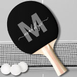 Gepersonaliseerde moderne vetgedrukte scriptnaam M Tafeltennisbatje<br><div class="desc">Creëer Je eigen gepersonaliseerde moderne gedurfde scriptnaam Monogram Black and White Ping Pong Paddle. Deze chique, luxueuze pingpongpeddel heeft een stijlvol monogram-ontwerp aan de voorkant, met een strakke zwarte achtergrond en een gewaagd grijs initiaal, vergezeld van een stijlvolle witte scriptnaam voor een gepersonaliseerde touch. De achterkant van de paddle is...</div>