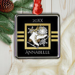 Gepersonaliseerde moderne zwart gouden glitter sch metalen ornament<br><div class="desc">Het ontwerp is voorzien van een paar schaatsen op een sneeuwvlokcrest met zwarte en nepgoudglitterachtergrond. Dit elegante wintersportontwerp is een cool modern en uniek ornament met gepersonaliseerde tekst.</div>